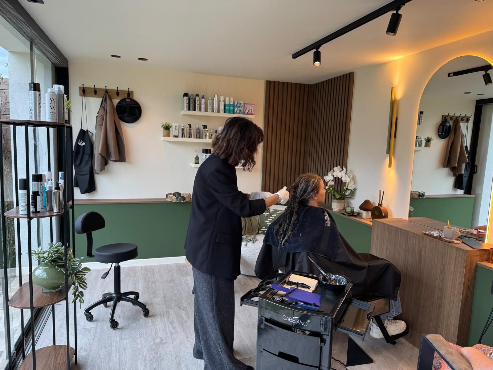 Dora brengt kleur aan bij een klant in haar salon in Lille