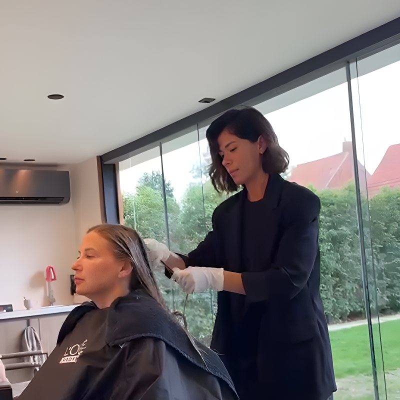 Kleur wordt aangebracht in het haar
